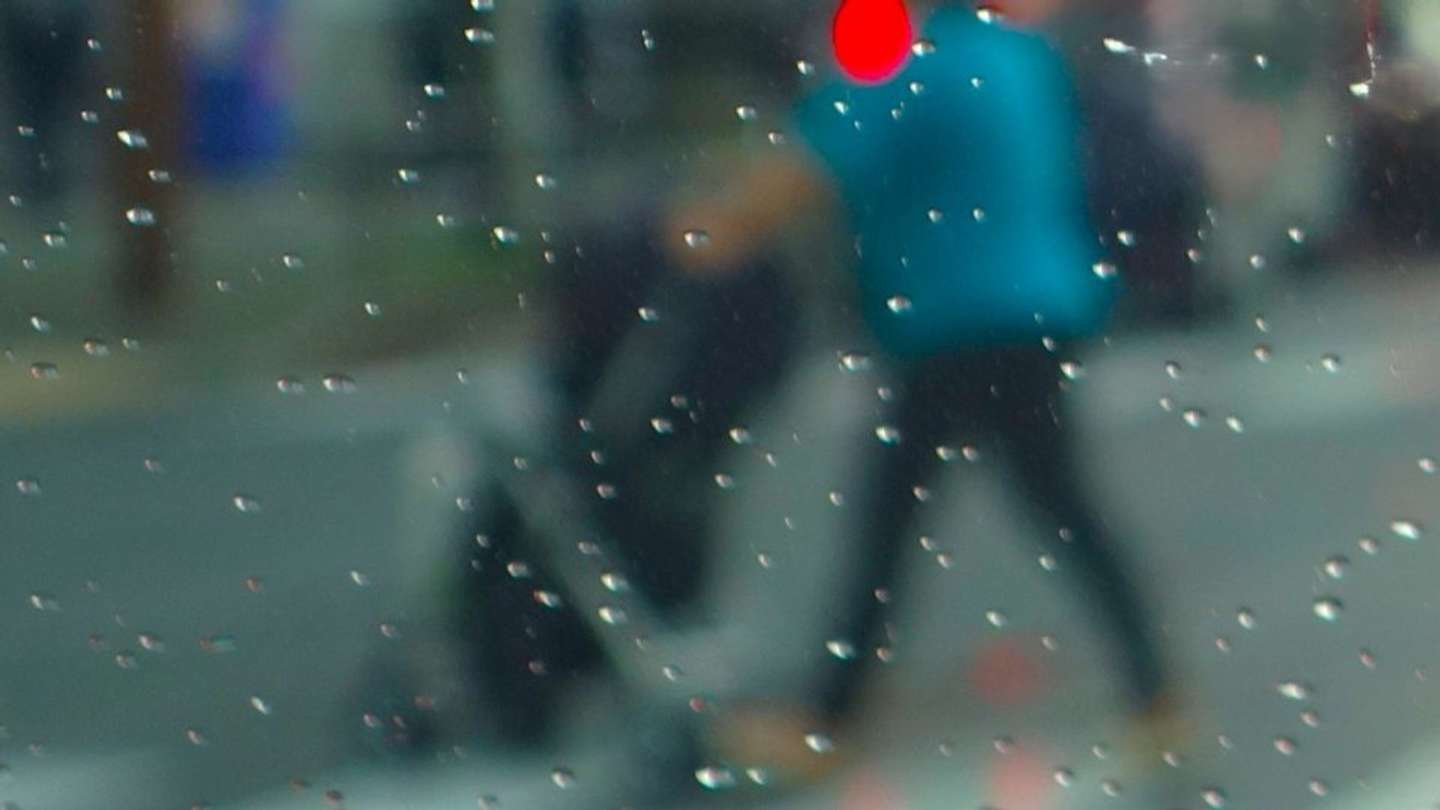 どしゃ降りの雨の日に（画像はphotoAC）