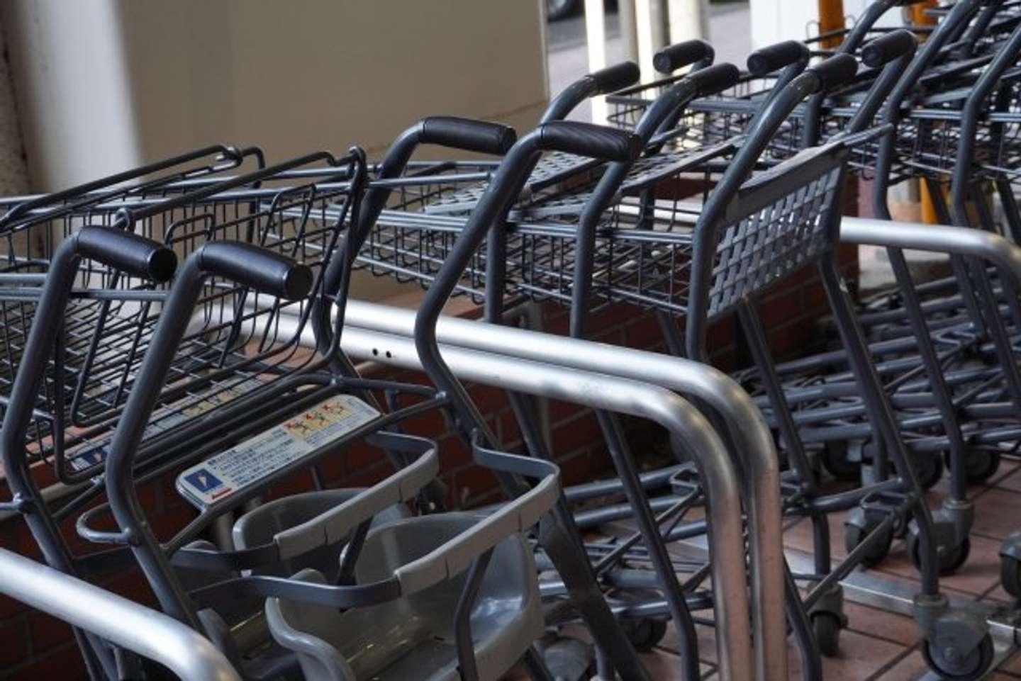 スーパーの入り口で…（画像はphotoAC)