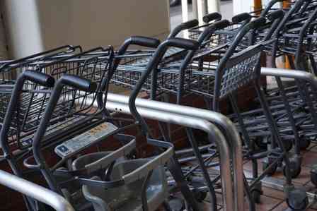 「生後4か月の赤ちゃんを連れてスーパーへ。子供用カートに乗せようとしてたら、見知らぬおばさんが...」（奈良県・30代女性）