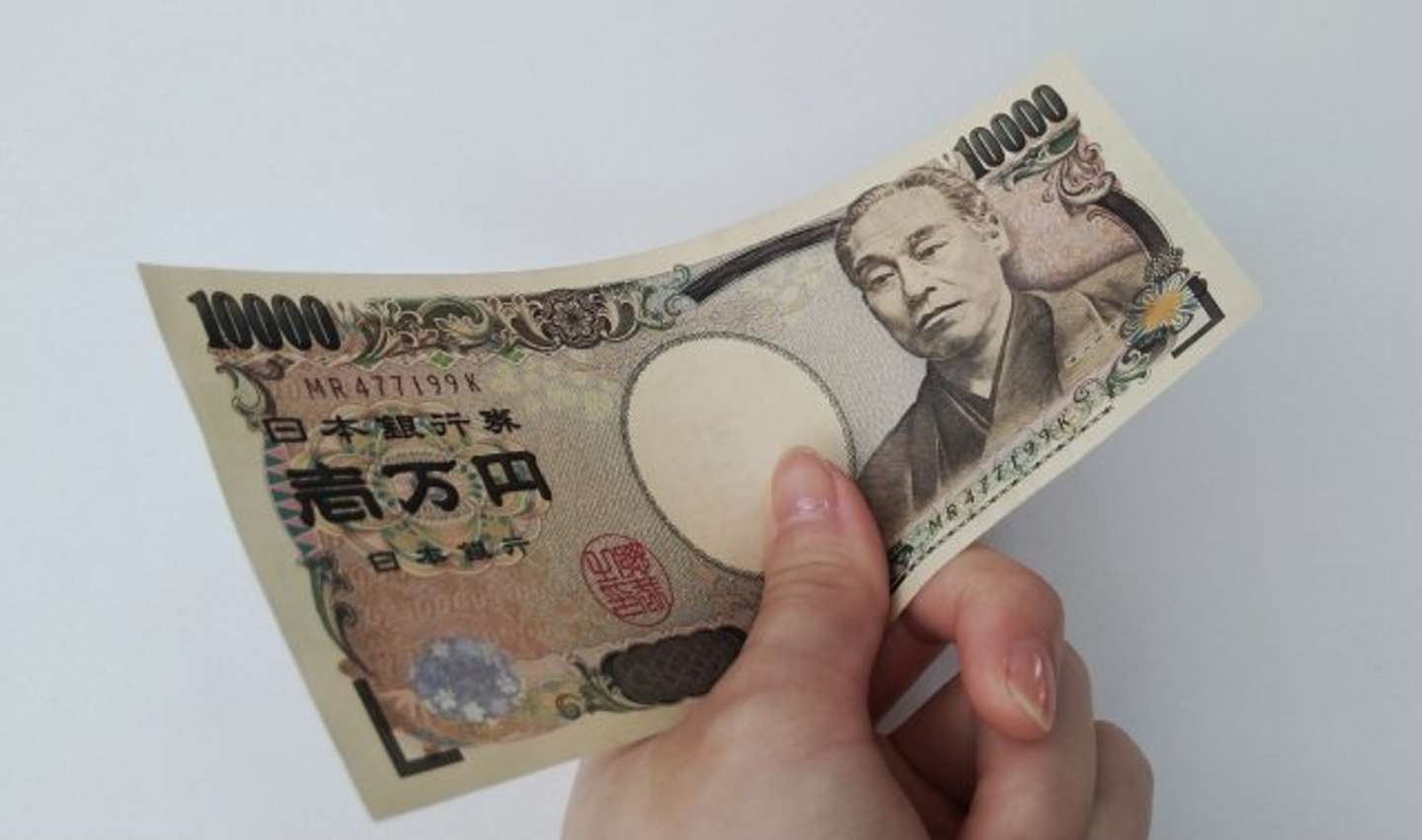 1万円を渡されて（画像はphotoAC）