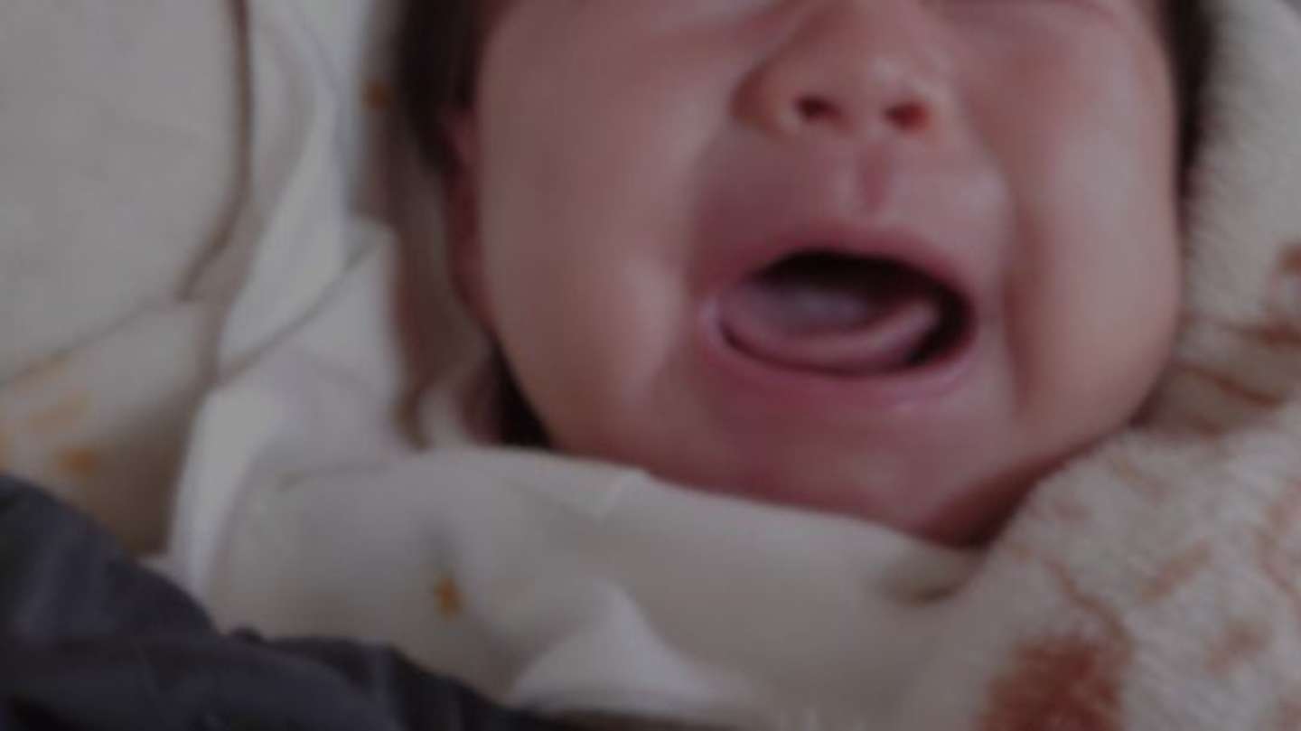 泣き止まない息子にパニック（画像はphotoAC）