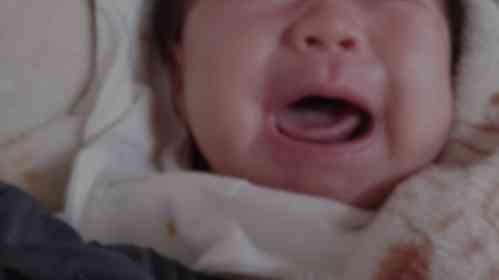 混雑した総武線でギャン泣きする赤ちゃん。泣き止まず焦る母親に、隣の中年男性客たちが...