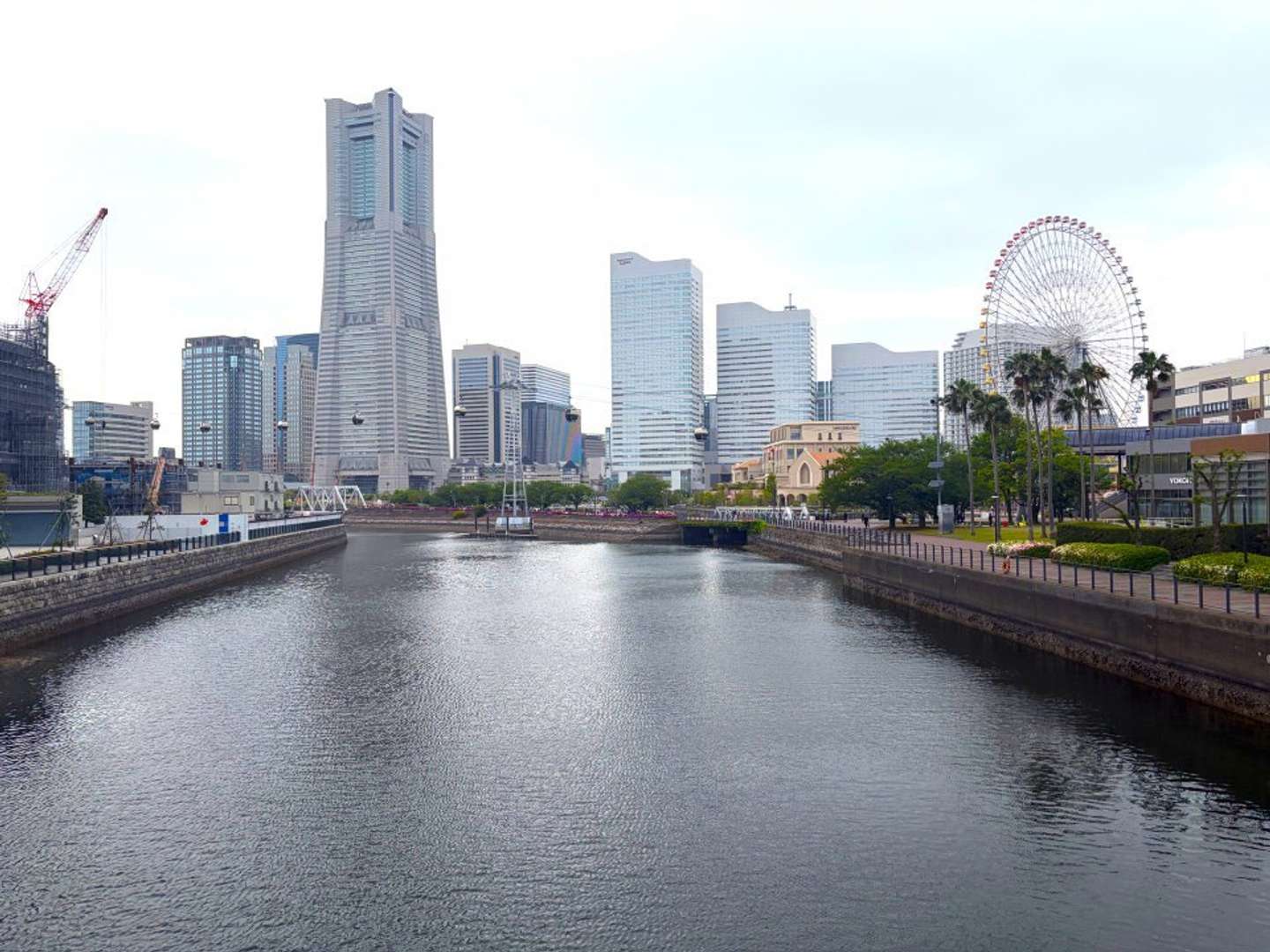 遠くからでも目立つ大観覧車