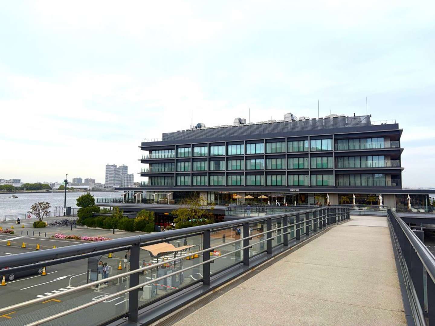 大きな桟橋の上に建っている