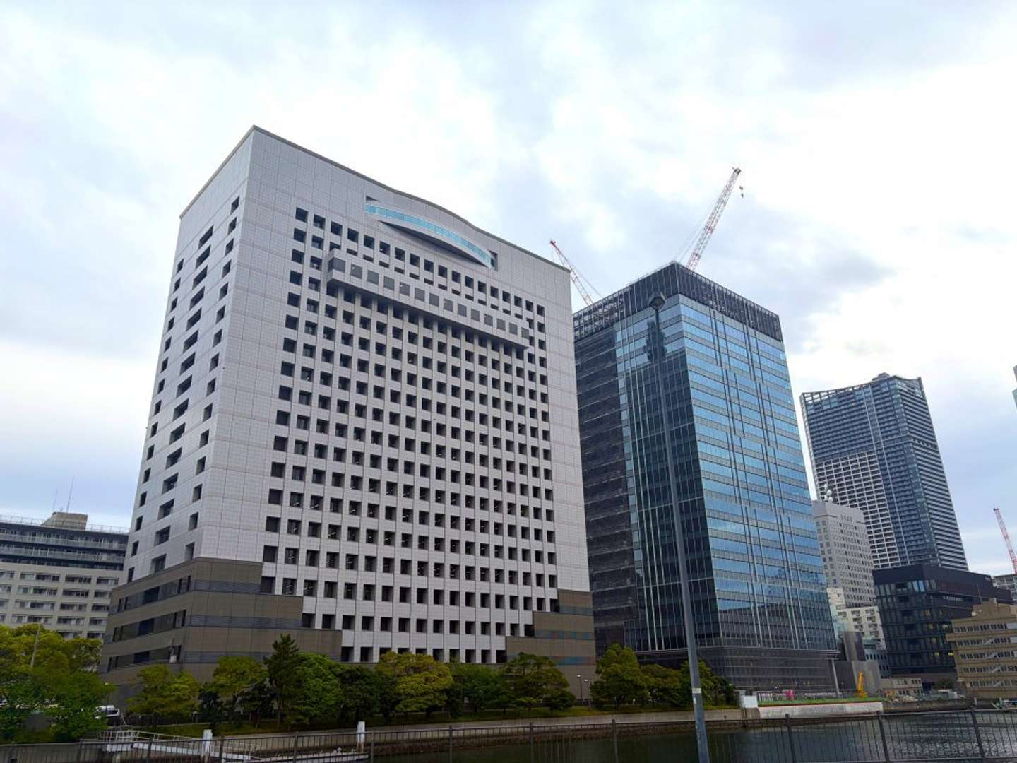 神奈川県警察本部庁舎