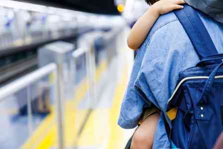 子供たちと荷物を下ろすと…（画像はphotoAC）