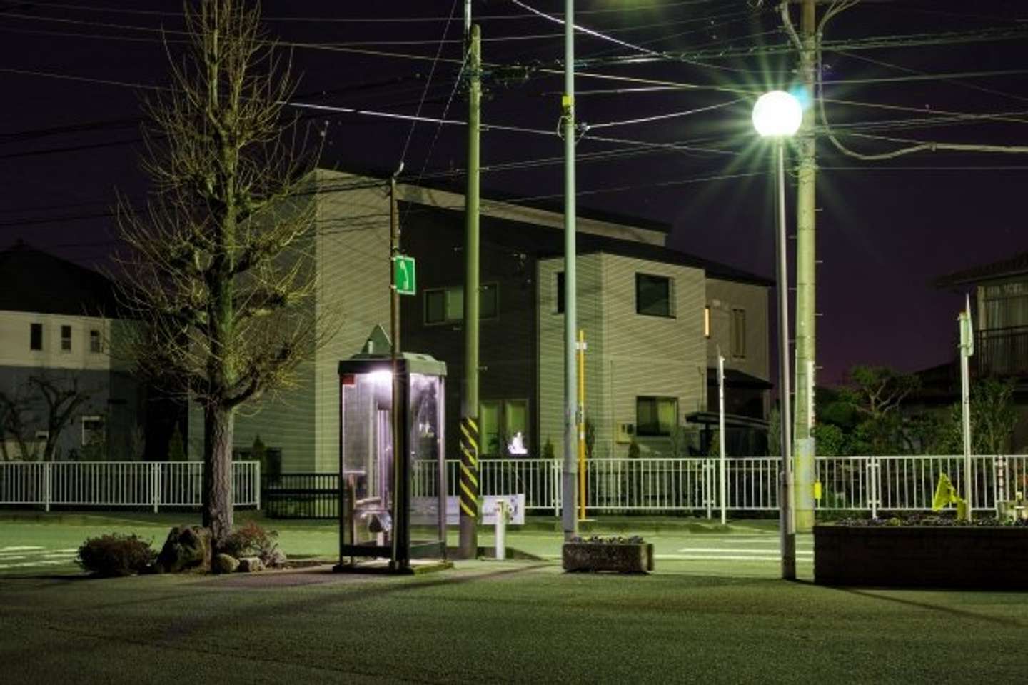 電話ボックスに居た男性に助けを求めると（画像はphotoAC）