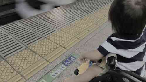 「ベビーカーを抱えて駅の階段を降りようとしていた私。それを見た見知らぬ奥様方が」（千葉県・50代女性）