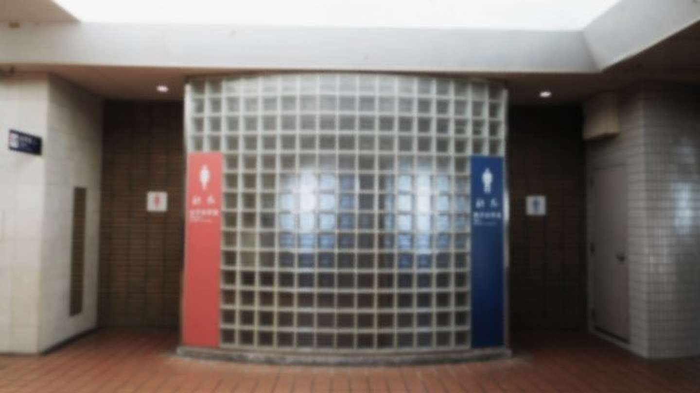 駅のトイレから出ると...（画像はphotoAC）