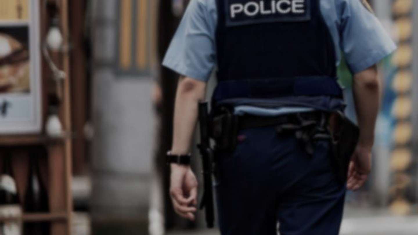 警察官に連れられて（画像はphotoAC）