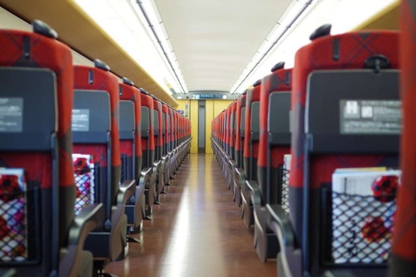 隣が空いている席に変えてくれて...（画像はphotoAC）