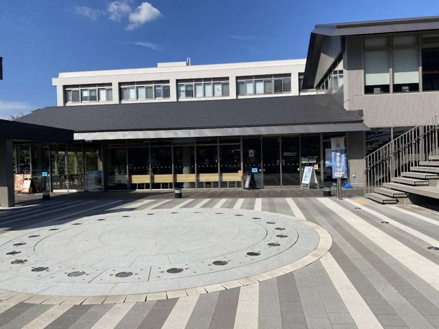 小田原産の木の温もりを感じる建物も魅力だ（画像は筆者撮影）