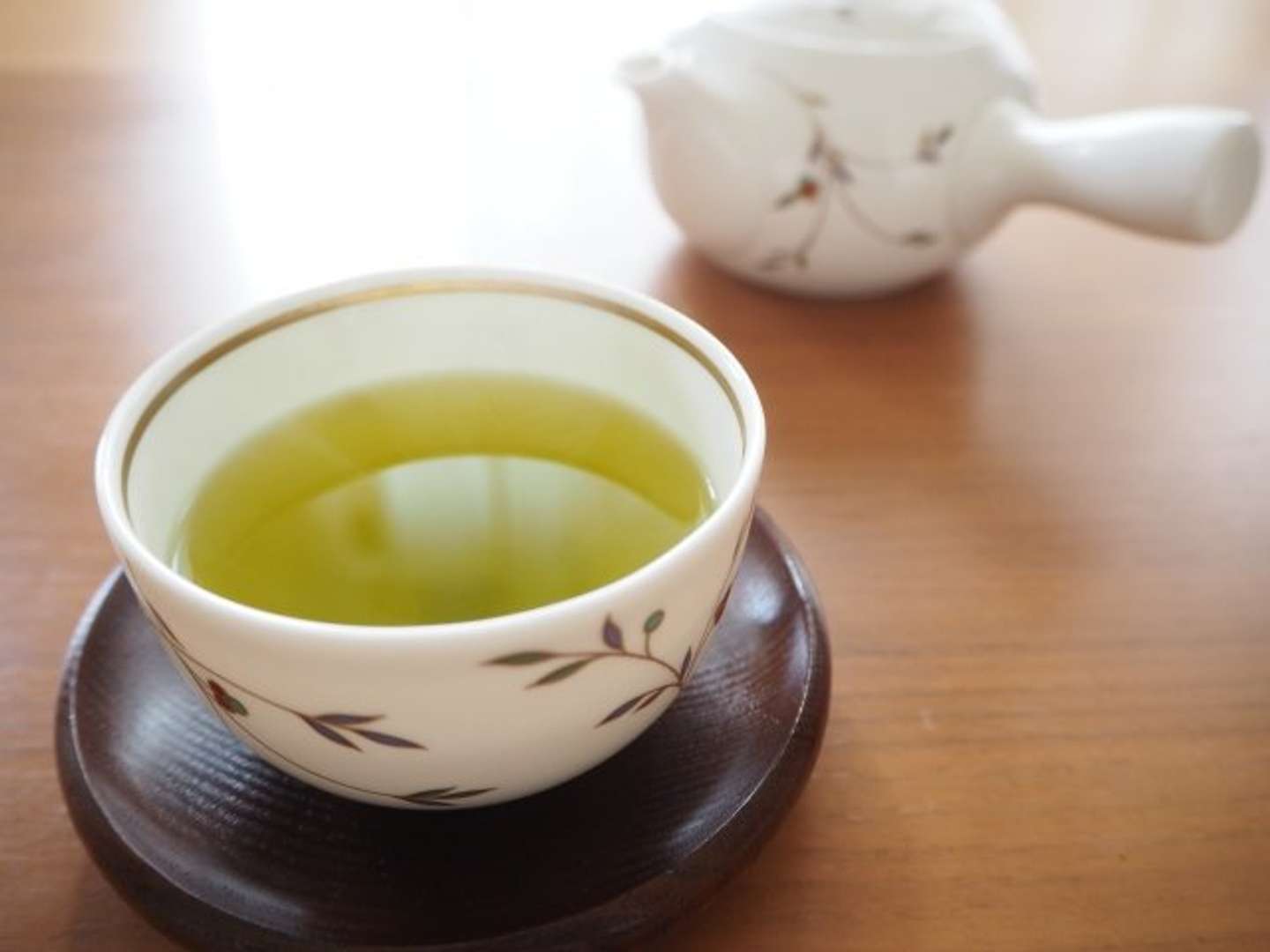 お茶を出してもらって（画像はphotoAC）