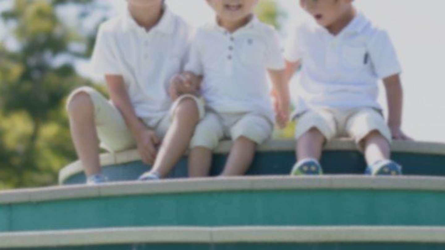 幼い子供たちを連れて旅行へ（画像はphotoAC）