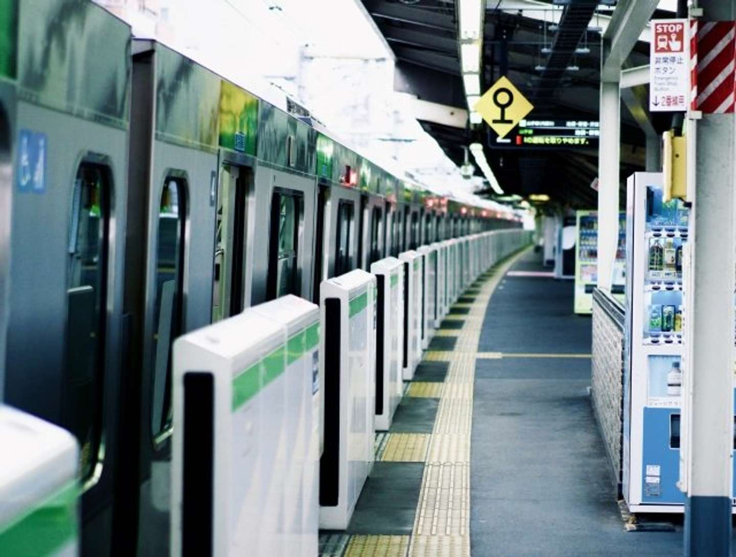 山手線に乗りこんだら（画像はphotoAC）