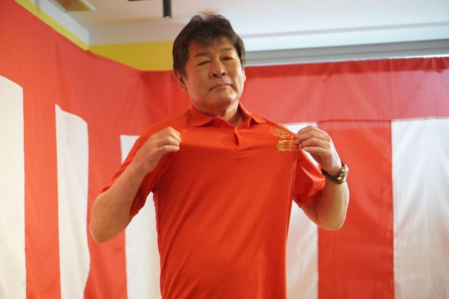 オリジナルポロシャツをまとう赤井さん