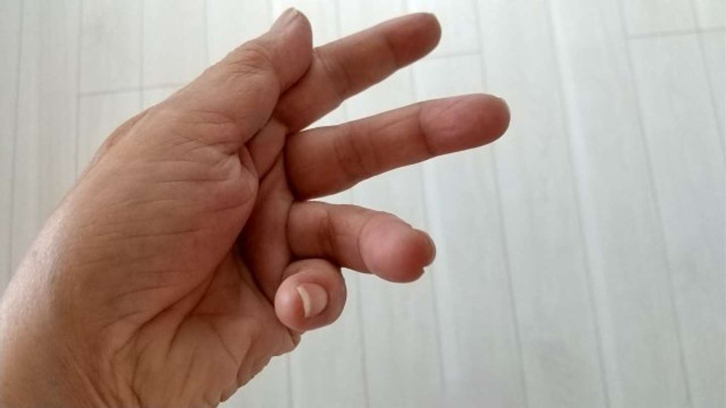 手招きされて近付くと（画像はphotoAC）