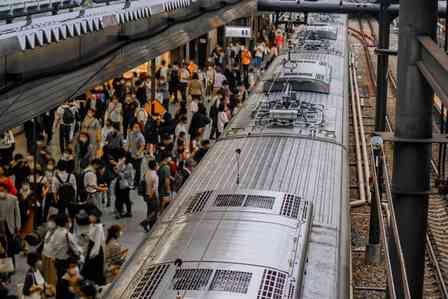 ごった返す駅のホーム「どうしよう、電車に乗れない」　人波のなか突然、私は腕を引っ張られて（神奈川県・10代女性）