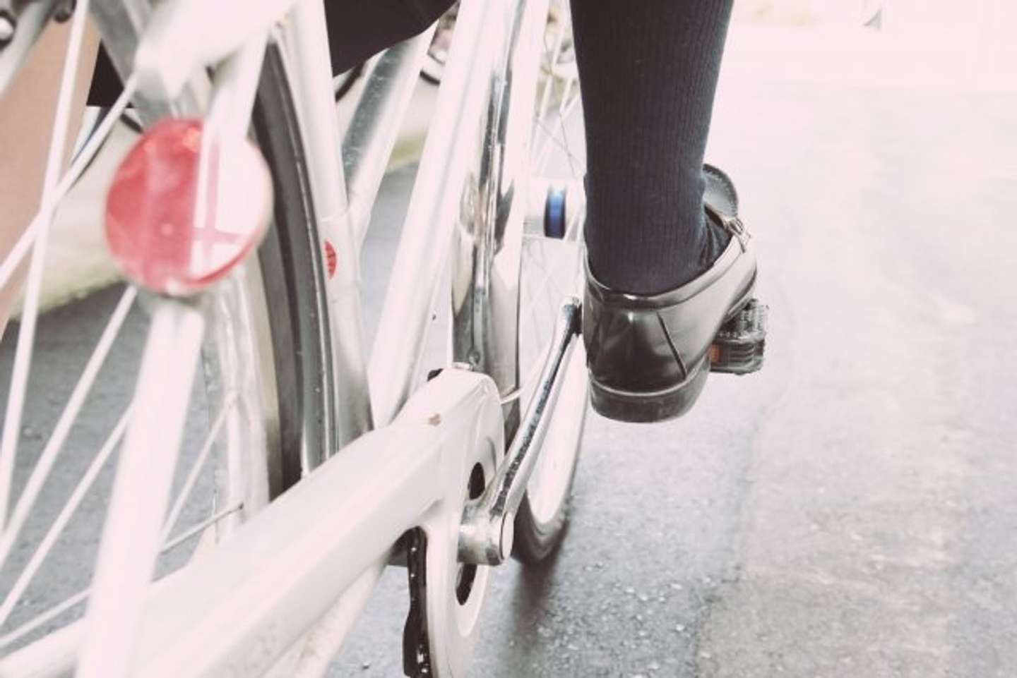 自転車に乗っている途中で...（画像はphotoAC）