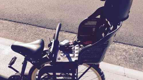「片手に幼い娘を抱え、片手で自転車を押して帰宅する私。途中で福祉作業所のお店の人が」（東京都・50代女性）