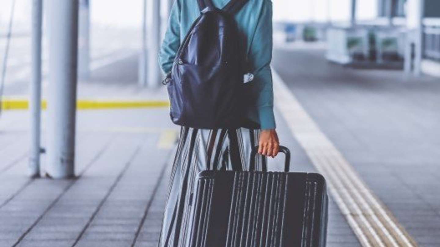 ひとりで引っ越し、荷物は手持ち（画像はphotoAC）