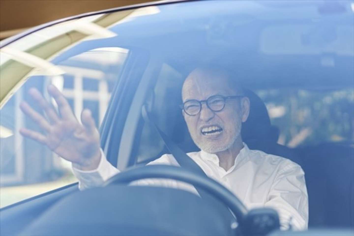 車でぶつかってきたくせに（画像はphotoAC）
