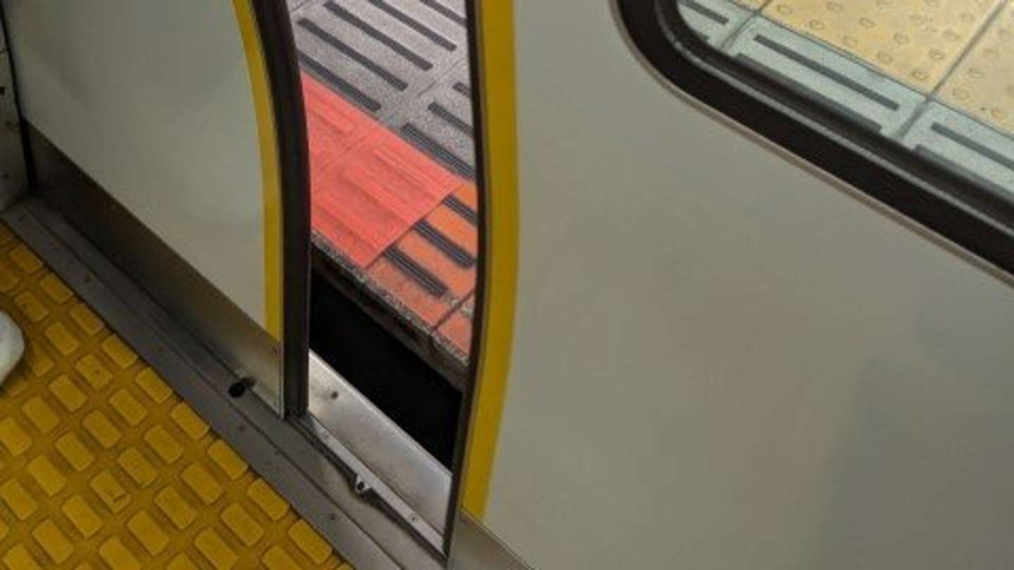 助けてくれた人は電車の外へ（画像はphotoAC）