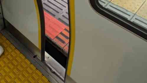 電車とホームのすき間に足が太ももまで挟まって抜けない　周りは見て見ぬふり、駅員は気づかない（愛知県・30代女性）