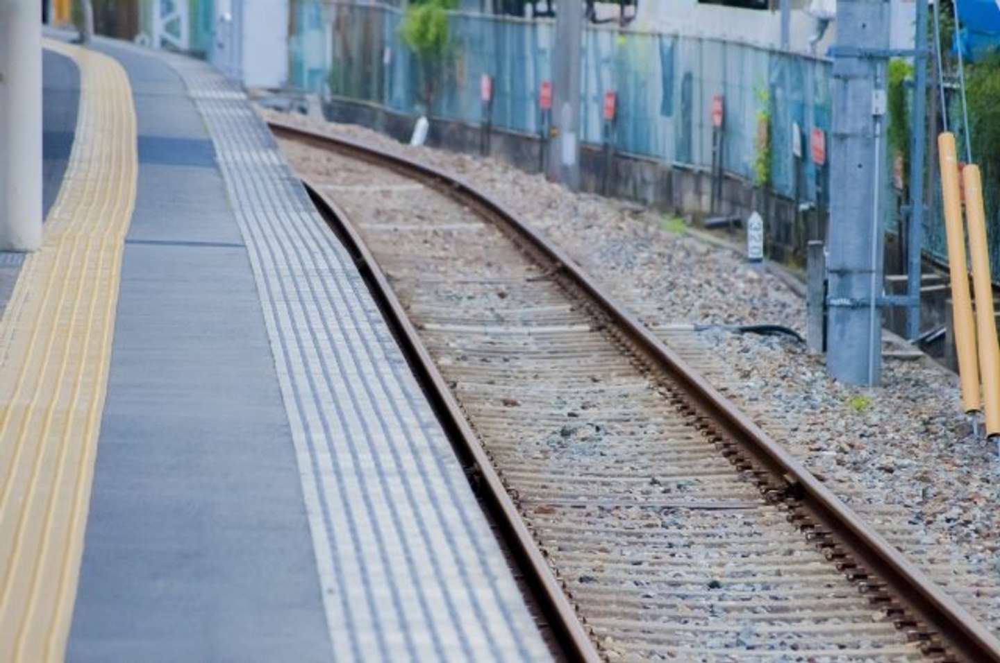 駅のホームから転落して（画像はphotoAC）