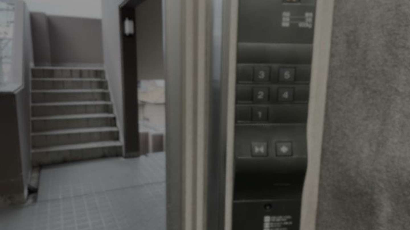 エレベーターのドアに子供の手が（画像はphotoAC）