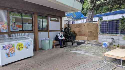 「ずっと休んでるけどどしたんだろう」　高知・桂浜水族館で〝座りこむ警察官〟目撃→よく見ると...その正体に5.8万人驚がく