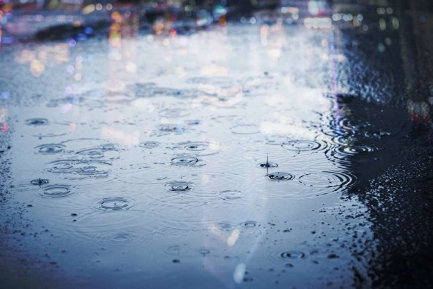 待ち合わせ中に雨が（画像はphotoAC）