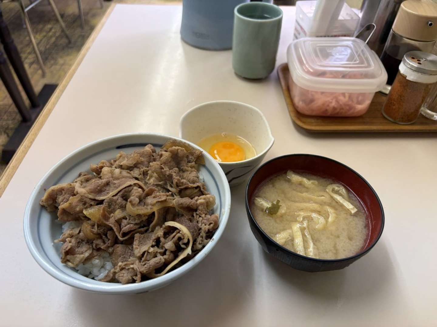 牛丼（並）と「玉子」と「みそ汁」