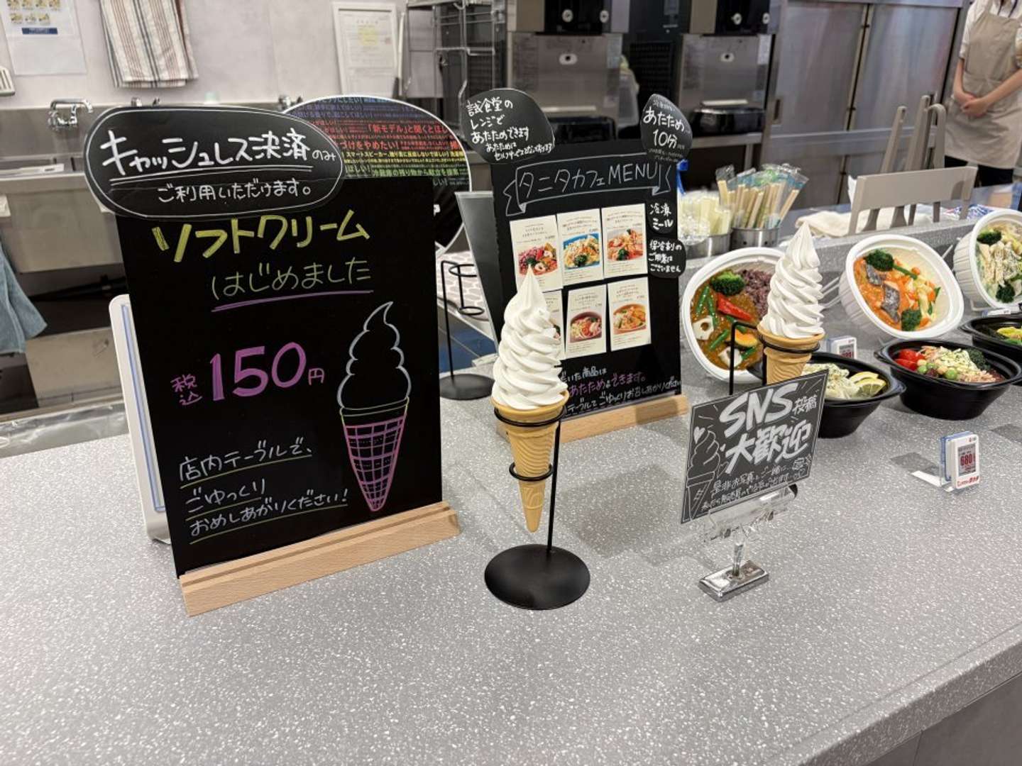 商品ディスプレイ（記者撮影）