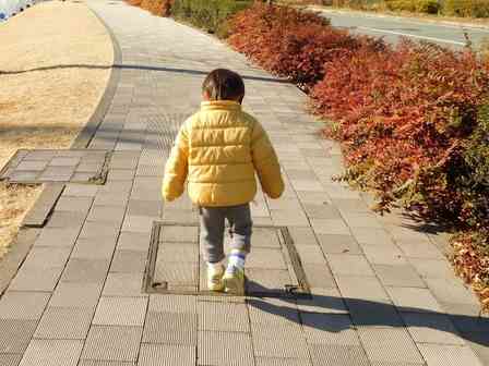 馴染みのない街で迷子になって（画像はphotoAC）