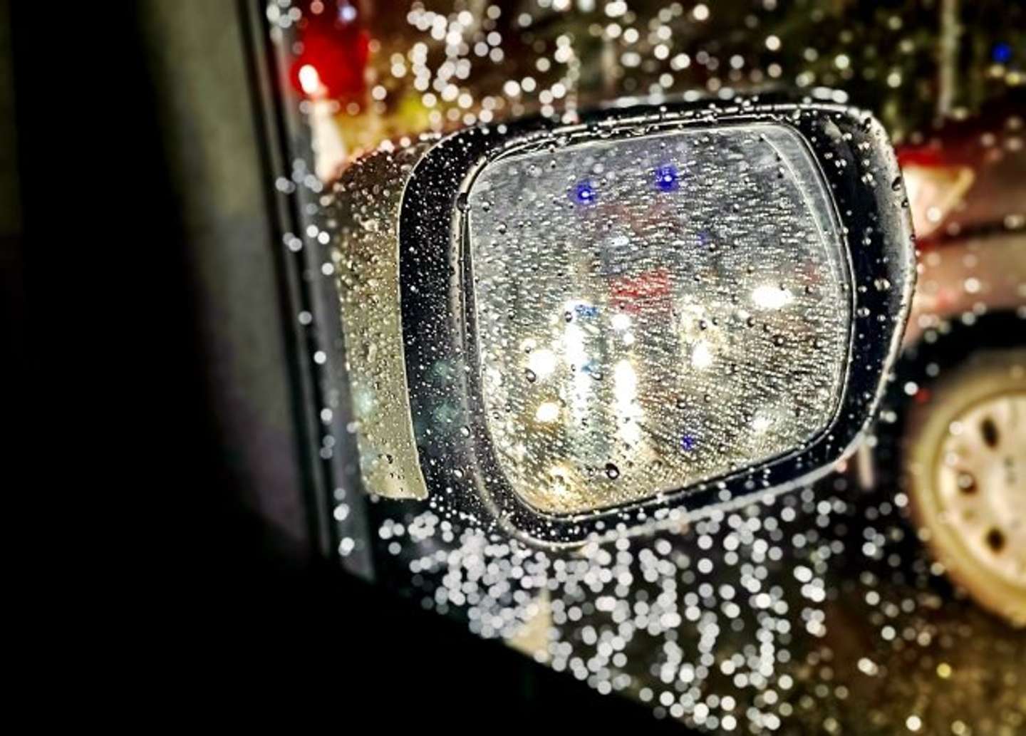 車の男性がやってきて（画像はphotoAC）