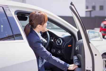 「降りて下さい」パーキングに駐車できない私に初対面の男が言った　すぐに私の車に乗り込んで（大阪府・40代女性）