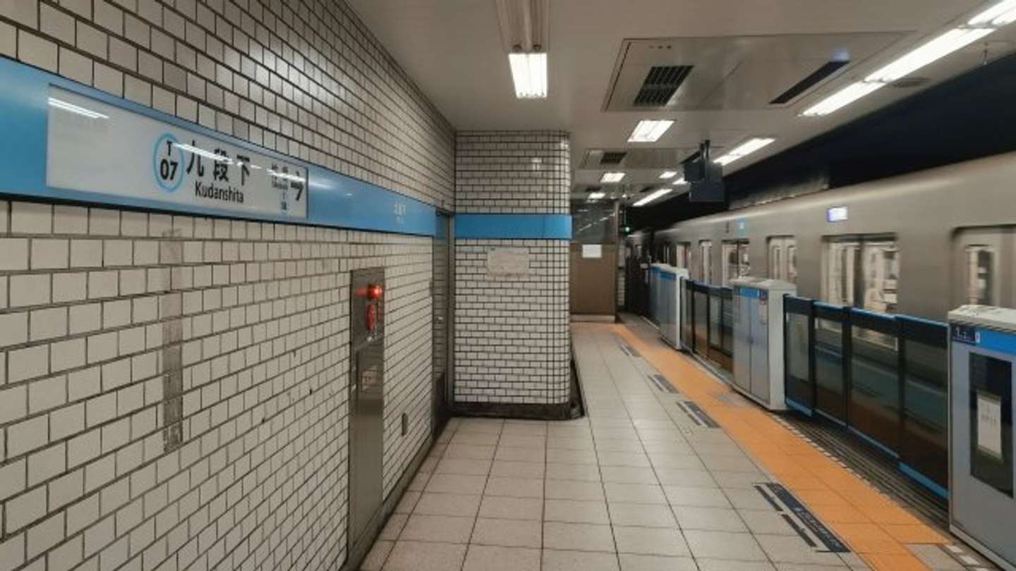 電車の中で声をあげると（画像はphotoAC）