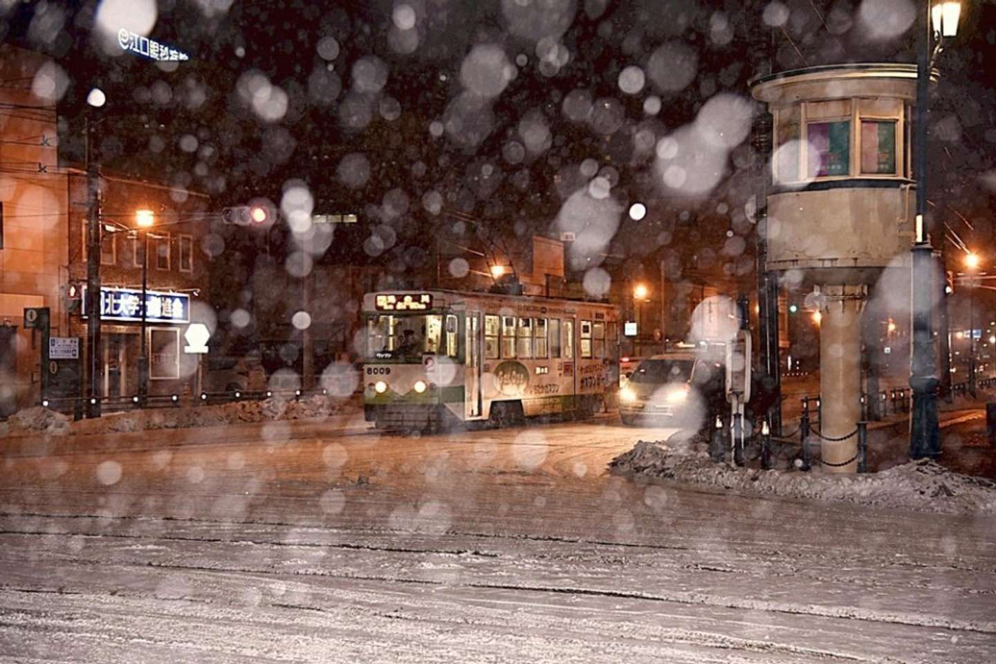 雪の函館と操車塔（画像は函館市公式観光情報サイト公式Xより）