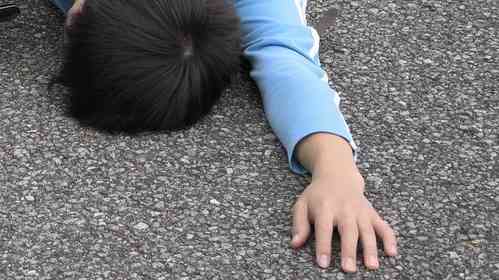 「頭から血を流し、気を失って倒れた5歳の僕。見知らぬ女子高生に市場まで運ばれて...」（長崎県・60代男性）