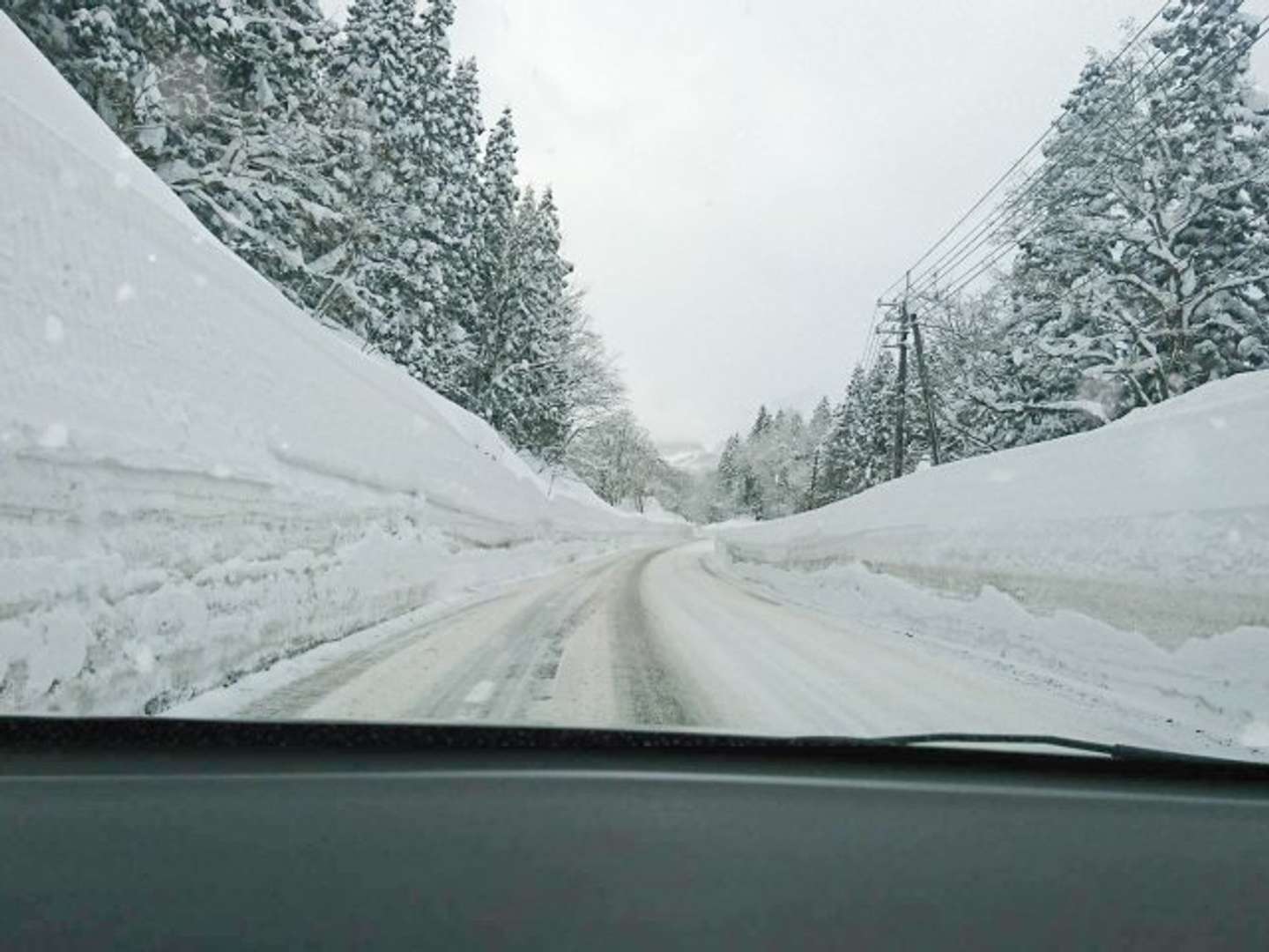 雪道を運転していたら...（画像はphotoAC）