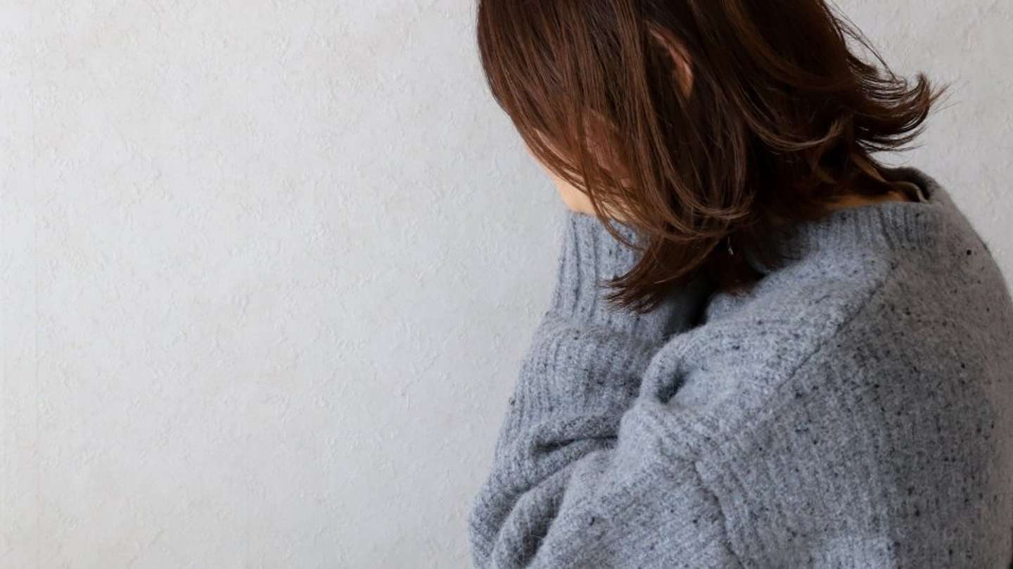 涙が止まらなくなって（画像はphotoAC）