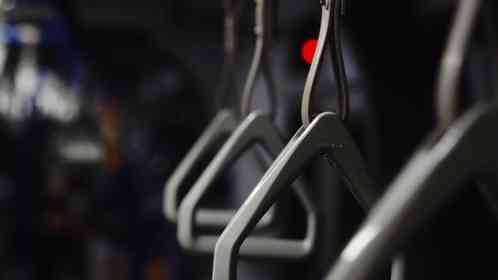 「目の前に立つシニア乗客の声で目を覚ました私。気づけば電車のシートに横たわっていて...」（広島県・40代女性）