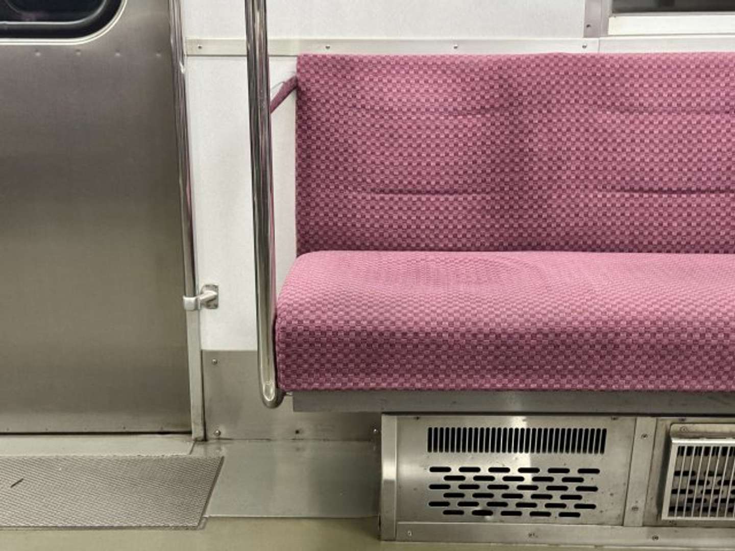 気付けば電車の座席に（画像はphotoAC）