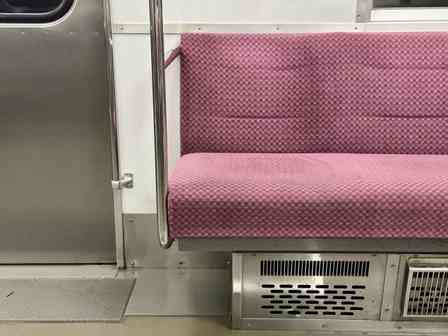 「目の前に立つシニア乗客の声で目を覚ました私。気づけば電車のシートに横たわっていて...」（広島県・40代女性）