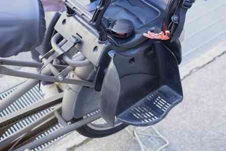 電動自転車を駐輪場へ（画像はphotoAC）