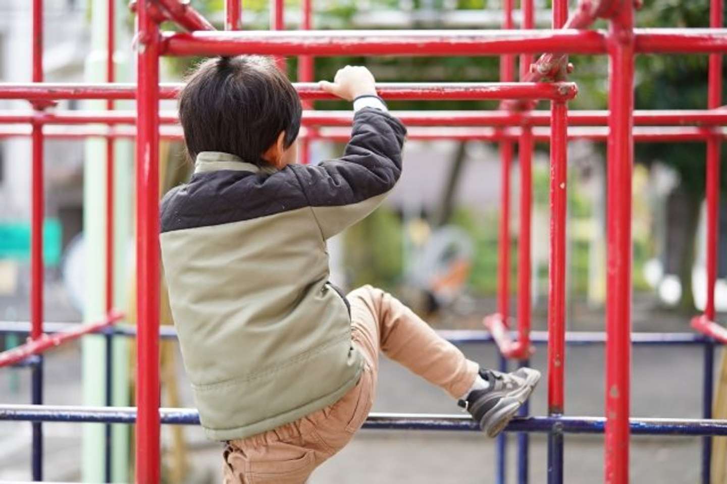 ヤンチャな息子がジャングルジムをのぼって（画像はphotoAC）