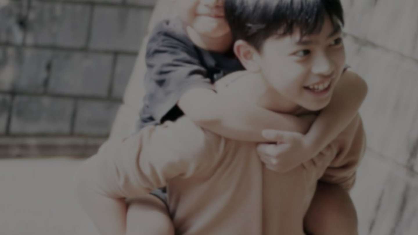 見知らぬ男の子に背負われて（画像はphotoAC）