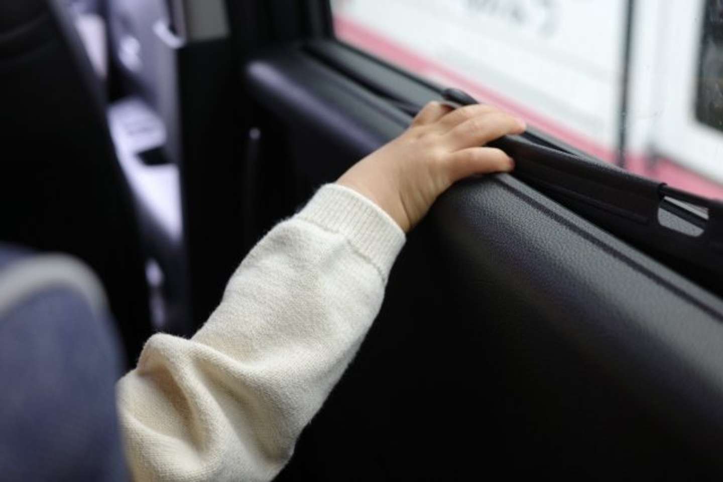車の中で待っていると...（画像はphotoAC）