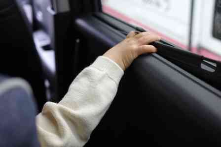 夏休み中、母の買い物が終わるのを車の中で待つ幼い姉妹。エアコンもなく暑くて暑くて（兵庫県・60代女性）